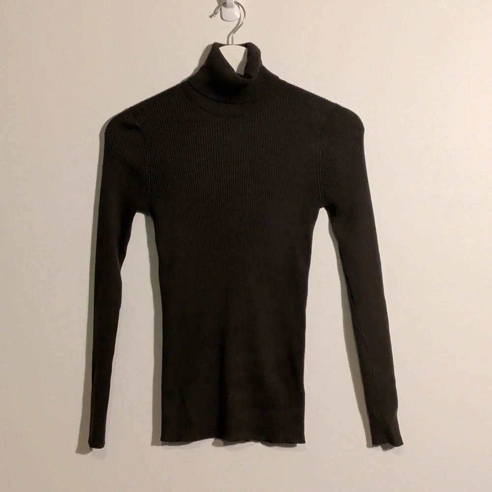 ARITZIA olive green ribbed knit turtleneck - size xs - Picture 3 of 11